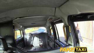 FakeTaxi Valentina Bianco herégi kurelva hátsó bejáratba