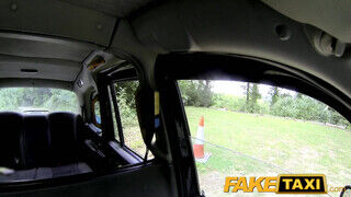 FakeTaxi még a sofőr ánuszát is kinyalja a csajszi