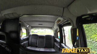 FakeTaxi fősulis lánynak öltözött nőci