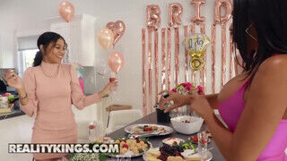 Reality Kings - Luna Star és Jill Kassidy kényezteti egymást