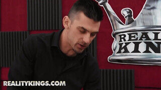 Reality Kings - a rádiós bige kipróbálja egy négerrel