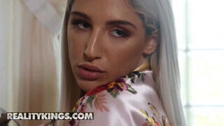 Reality Kings - Abella Danger fürdés után megkúrelva