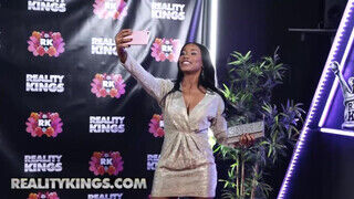 Reality Kings - Jenna Fox és a lógós gigantikus csöcsei