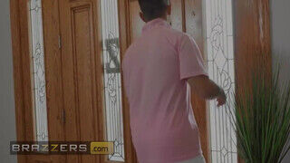 Brazzers - Katie Kush a szomszéd krapekkal kúr
