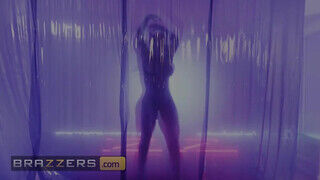 Brazzers - Luna Star barna pali faszán lovagol