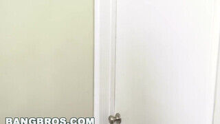 BANGBROS - Daisy Stone zsenge ürgével kúr