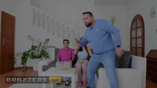 Brazzers - Jennifer Mendez tinédzser manus hímvesszőjén lovagol