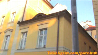 FakeAgent - raven a csábító milf ordítva élvez