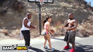 BANGBROS - Lisa Ann és a óriási farkú kosaras srácok
