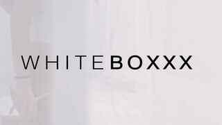 WHITEBOXXX - Világos Szőke fiatal szuka extra masszázst kap