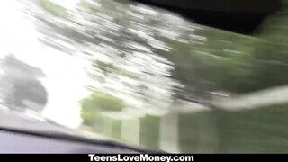 TeensLoveMoney - így mutat a barna lány arcán a sperma