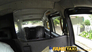 FakeTaxi - Molly Dae engedi fenékbe is