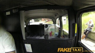 Faketaxi - szőrös pinájú milf szuka kúrel egyet