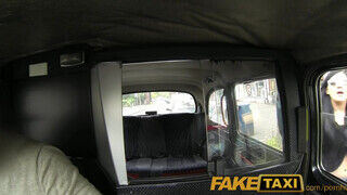 FakeTaxi néger hajú angol nő hatalmas pöcst szop