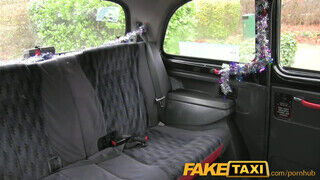 FakeTaxi - világos szőke csajszi popóba is engedi