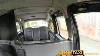 FakeTaxi - bögyös milf csajszi tövig benyeli a kukit