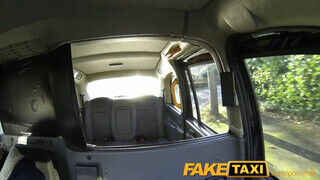 FakeTaxi - Fullos csoki hajú csajszika baszásra vágyik