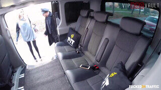 VIPSEXVAULT - Taxi sofőr többször is elélvez