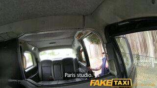 FakeTaxi - Gina Snake a vadító kitetovált milf