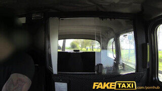 FakeTaxi - ártatlan kicsike tinédzser pipi és a vastag farok