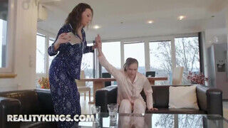 Reality Kings - Stacy Cruz és Isabella De Laa édeshármasban kufirconlak