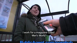 PublicAgent - maca a buszmegállóból
