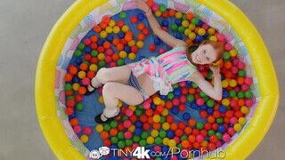 Tiny4K - Dolly Little a kívánatos vörös hajú zsenge