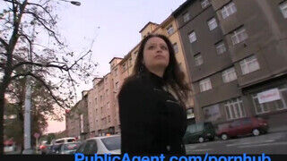 PublicAgent - Sirale a gigászi tőgyes gádzsi