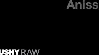 TUSHYRAW - Anissa Kate análjába kukit tolnak