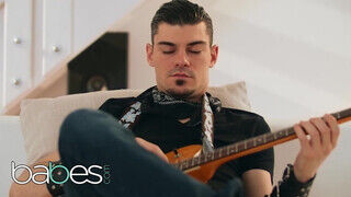 Babes - Mia Evans kupakol a gitáros pasassal