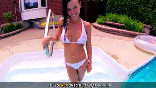 Let's Fuck Outside - Gigászi keblű milf a medencénél