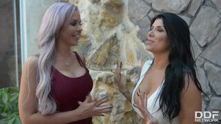 Nina Elle és Romi Rain édeshármasban basznak