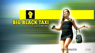 Gala Brown a taxiban közösül