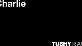 TUSHYRAW - Charlie a bájos világos szőke milf