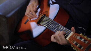 Jennifer Mendez dug a gitáros palival