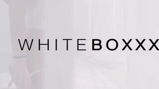 WHITEBOXXX - Isabella De Laa megkúrva a kanapén