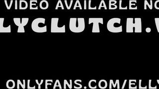 Elly Clutch telózás közben péniszt szop