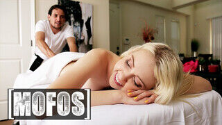 Mofos - Chloe Cherry ánuszát a masszőr keféli