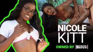 Mofos - Nicole Kitt a bombázó gigászi cickós csoki bige