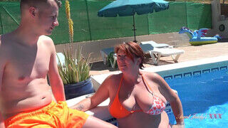 Aunt Judys XXX - JoJo megkettyintve a medence parton