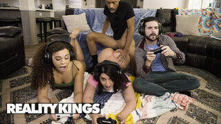 REALITY KINGS - Willow Ryder és Sarah Arabic a csábító gamer csajok