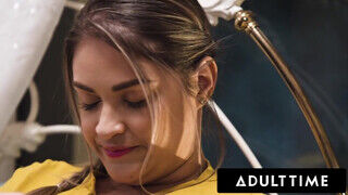 ADULT TIME - Iskolás Freya Parker beleszeret félénk leszbi tanítójába, Gizelle Blancóba