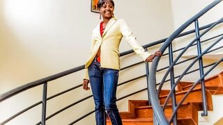 Néger amatőr casting forgatás irodai fotózásra keményen megbassza a méretes faszú producer