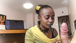 Nyakörves néger kéjhölgy nyáladzik a főnök rúdján