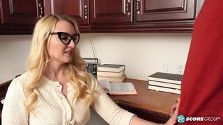 Kívánatos 40-es Julia Robbie és a zsenge fószer