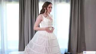 Mellbombás menyasszony dug a vőlegény nevelő testvérével