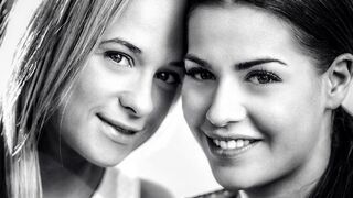 Cristal Caitlin forró csaja Eveline Dellai csábítása