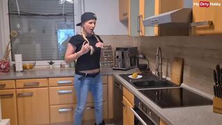 Német amatőr milf kukoricával döngeti puncáját és nyali saját nedvét