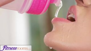 Afina Kisser világos szőke orosz milf éhesen cidázza a gigászi lőcse