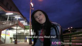 Lucianna Karel cseh fiatal kockázatos autós beleélvezése